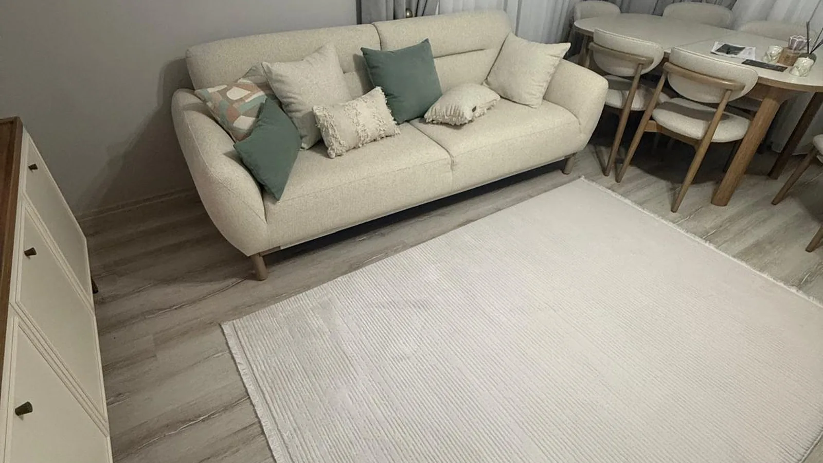 Açık ton salon halısı uygulaması